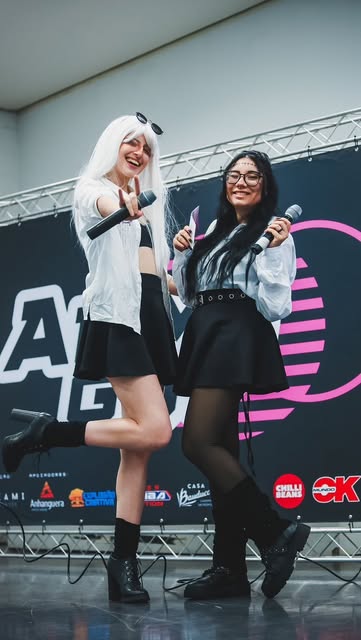 Apresentadoras no palco principal