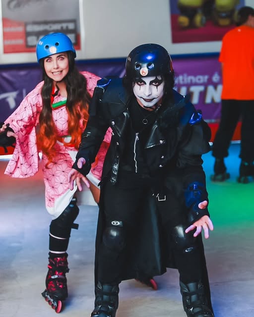 Cosplayers patinando