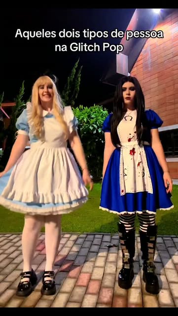 Duas cosplayers de Alice na Glitch Pop