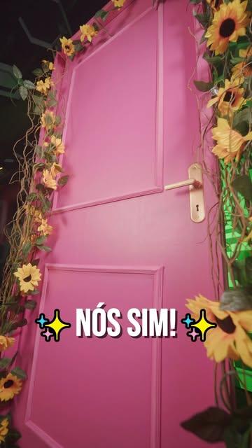 Porta rosa com girassóis, cenário da Glitch Pop
